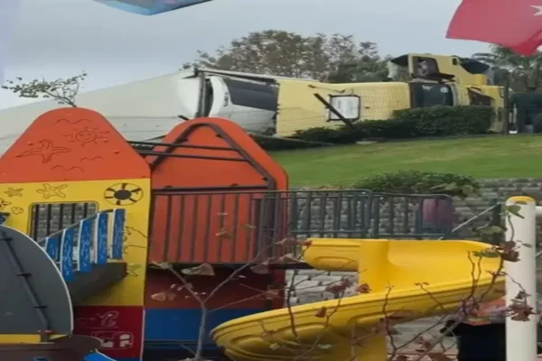 Faciadan dönüldü: TIR, çocuk parkının yakınında de...