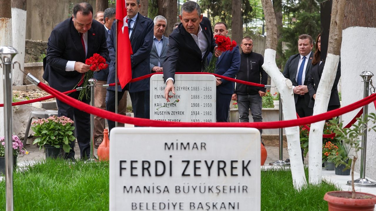 CHP lideri Özel’den Ferdi Zeyrek’in kabrine ziyaret