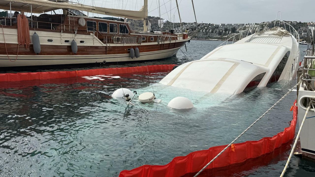 İskeleye demirli lüks yat su alıp battı