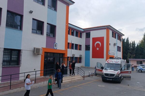 Okulda yangın tüpü paniği: 15 öğrenci tozdan etkil... Okulda yangın tüpü paniği: 15 öğrenci tozdan etkil...