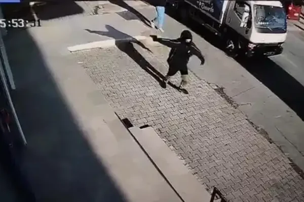 14 yaşındaki çocuk markete ateş açtı! 14 yaşındaki çocuk markete ateş açtı!