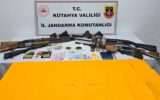 Kütahya’da uyuşturucu ve silah kaçakçılığı o... Kütahya’da uyuşturucu ve silah kaçakçılığı o...