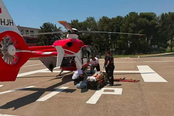 TIR’ın çarptığı yaya, ambulans helikopterle ...