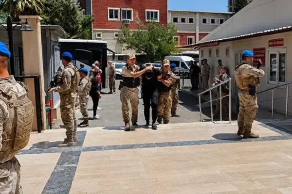 Jandarma kıyafetiyle 13 kilogram altın gasbeden 9 ...