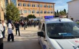 Manisa’da lise önünde silahlı saldırı: 2R... Manisa’da lise önünde silahlı saldırı: 2R...