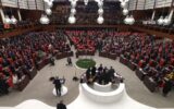 Erdoğan kürsüye gelince YENİ Partililer salonu ter... Erdoğan kürsüye gelince YENİ Partililer salonu ter...